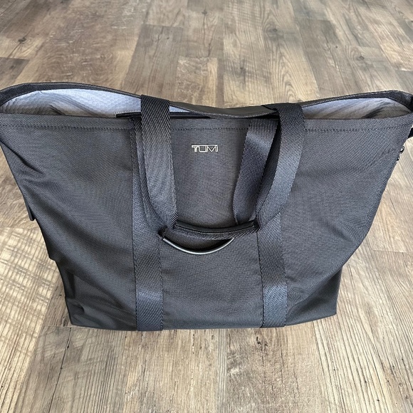 Tumi Handbags - Tumi NWT- 148968-1041/Alpha Bravo Essential Large East West Tote- Black